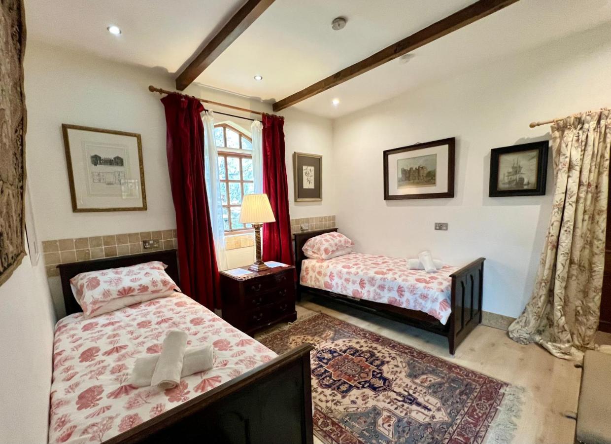 Tan-Yr-Ogo Gate Lodge, Gwrych Castle Llanddulas Extérieur photo