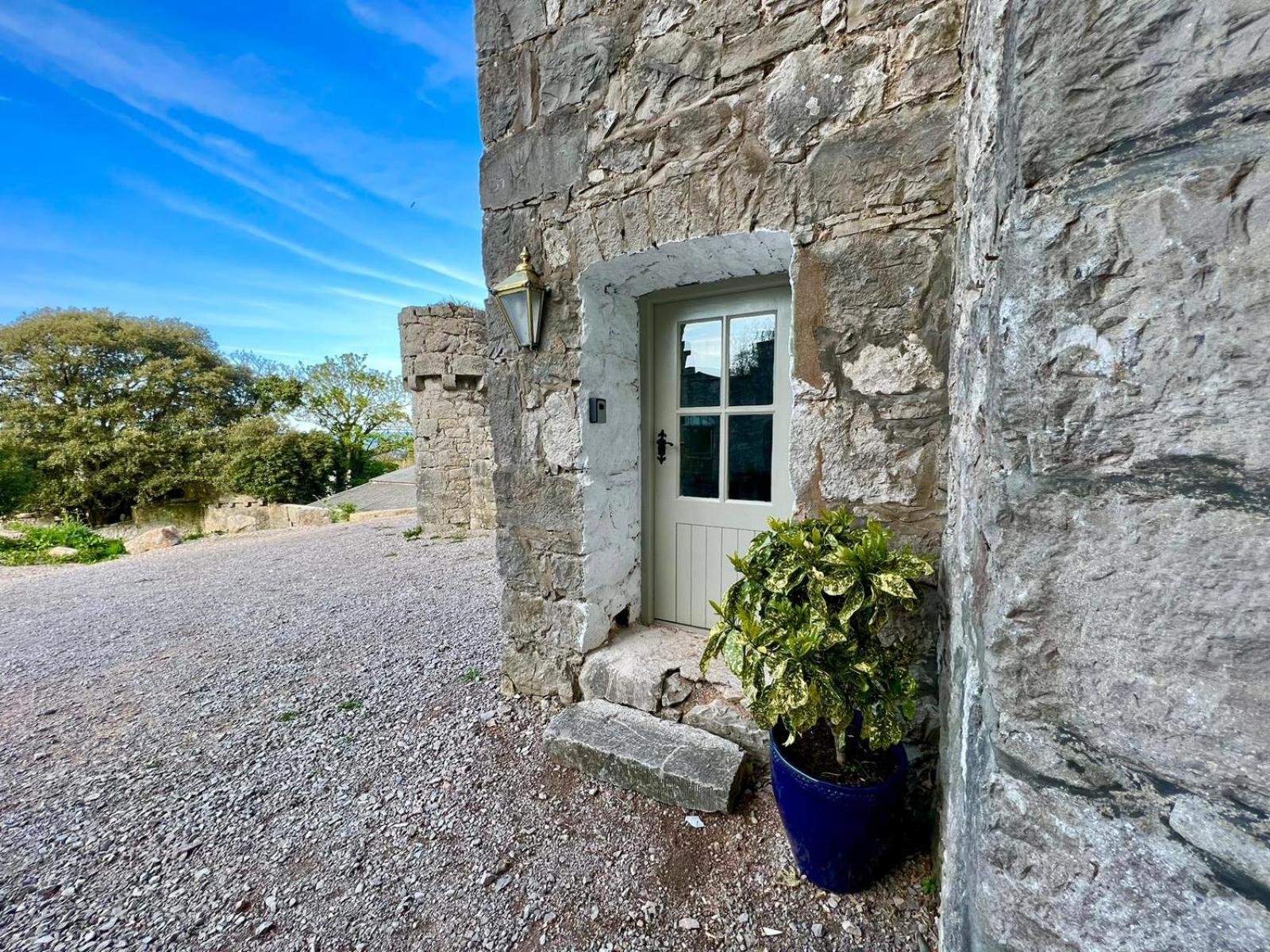 Tan-Yr-Ogo Gate Lodge, Gwrych Castle Llanddulas Extérieur photo